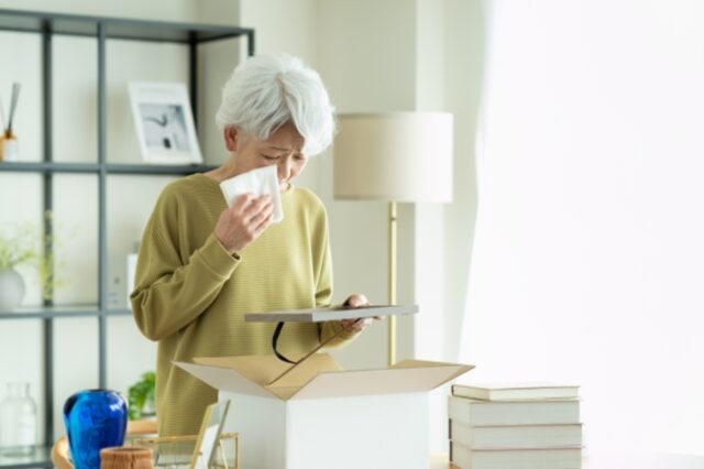 遺品整理をする人