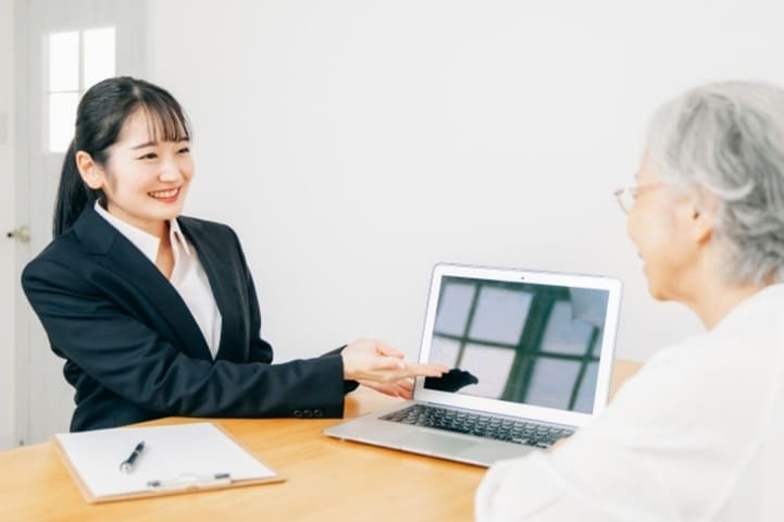 若い女性と老人女性が話している画像