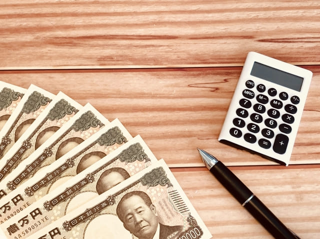お札と電卓とペン